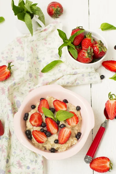 Каша з ягодами - полуниця і чорниця — стокове фото