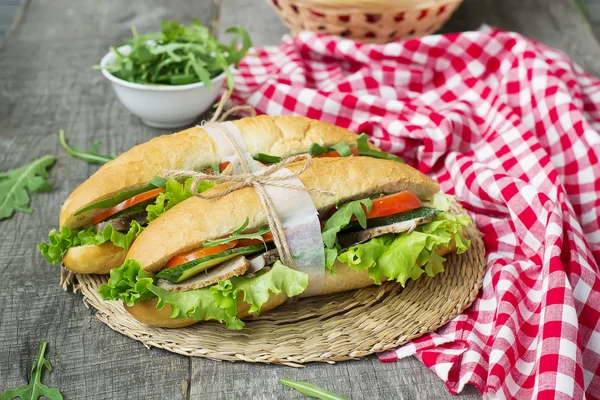 Sandwich à la viande rôtie et légumes — Photo