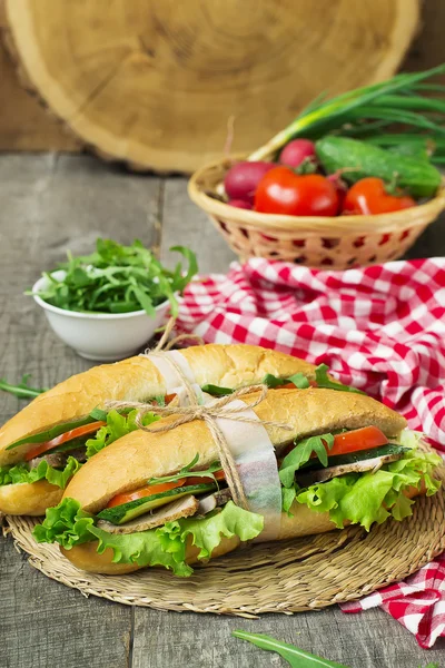 Sanduíche com carne assada e legumes — Fotografia de Stock