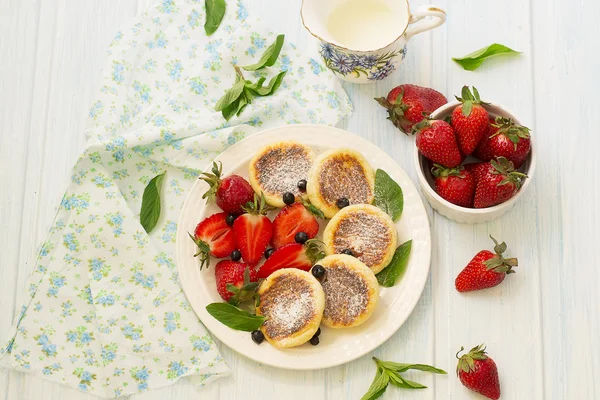 Сирні млинці з ягодами, літній сніданок — стокове фото