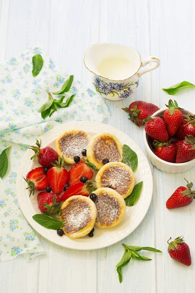 Tortitas de queso cottage con bayas, desayuno de verano — Foto de Stock