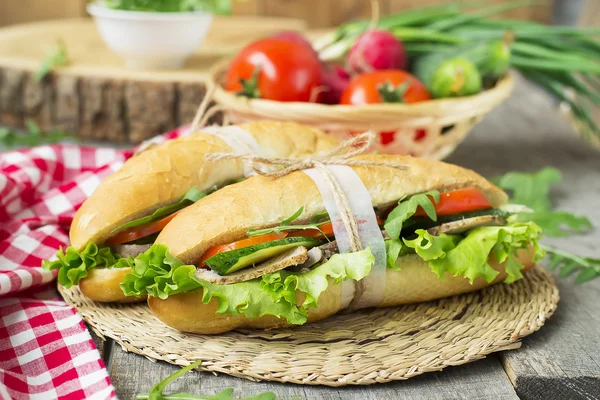 焼き肉と野菜のサンドイッチ — ストック写真