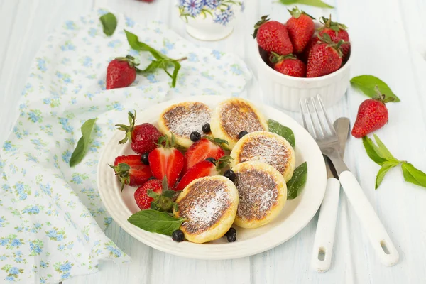 Сирні млинці з ягодами, літній сніданок — стокове фото