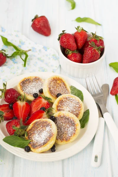 Keso pannkakor med bär, sommarfrukost — Stockfoto