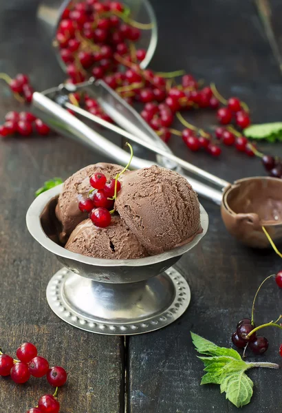 Čokoládová zmrzlina s ovocem na tmavém pozadí Stock Fotografie