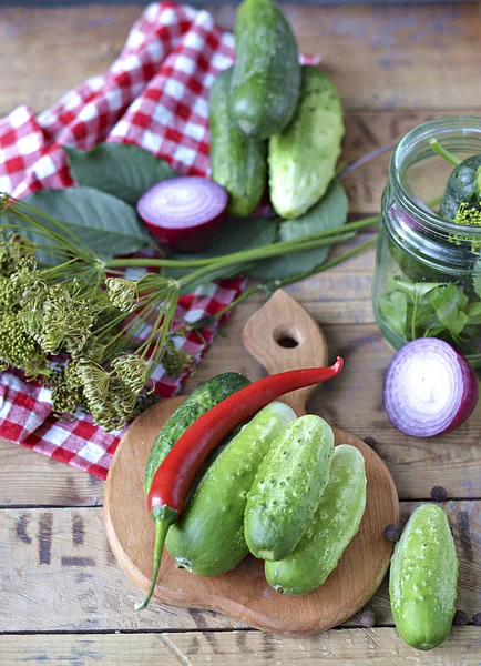 Ställ för hem konservering gurka på en bakgrund av lök, dill, p — Stockfoto