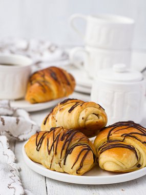 Çikolata ve kahve Kupası ile puf böreği rulo