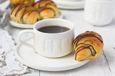 Çikolata ve kahve Kupası ile puf böreği rulo