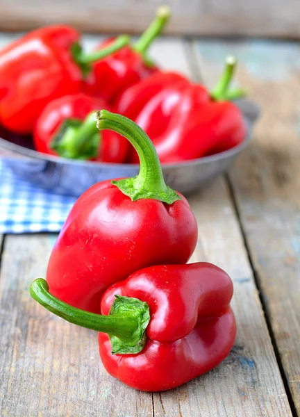 Röd paprika och persiljerot på en trä background.selective foc — Stockfoto