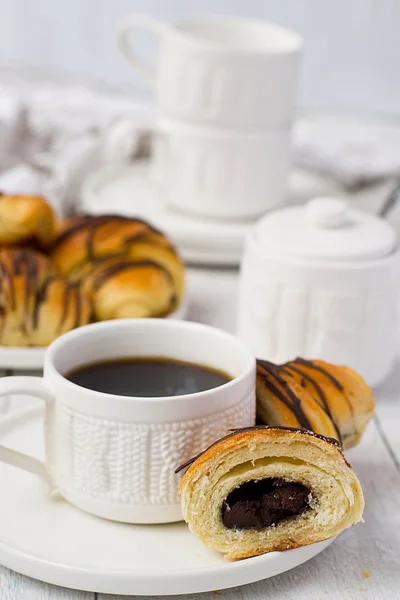 Çikolata ve kahve Kupası ile puf böreği rulo