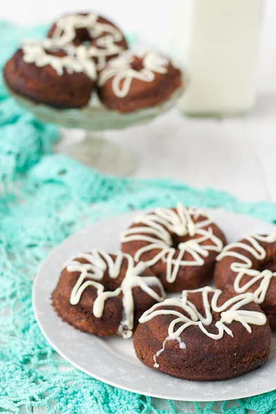 Donuts de chocolate com cobertura branca — Fotografia de Stock