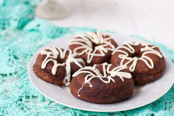 Donuts de chocolate com cobertura branca — Fotografia de Stock