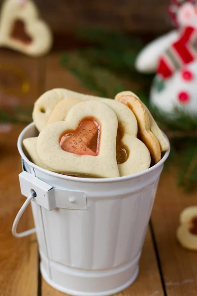 Вітражне печиво на різдвяному прикрасі фоні — стокове фото