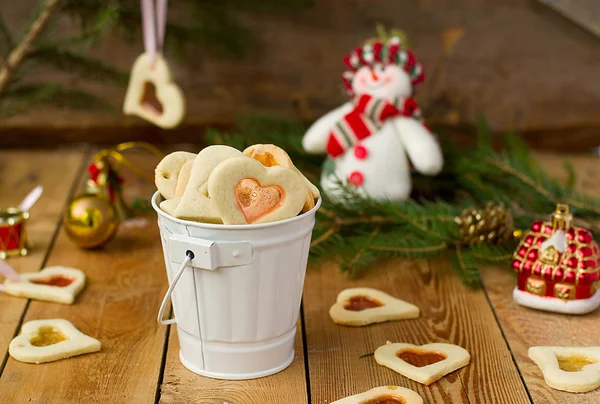 Cookies de vidro manchado no fundo decoração de Natal — Fotografia de Stock