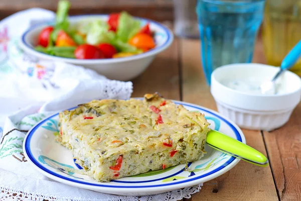 Torta di patate con verdure e formaggio. Piatto nazionale bulgaro — Foto Stock