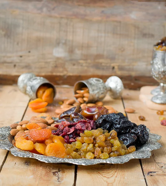 Uma mistura de frutas secas e nozes — Fotografia de Stock