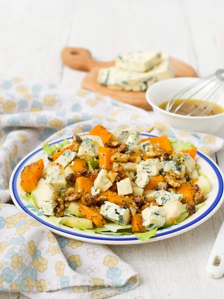 Salată cu pere, dovleac, nuci și brânză albastră — Fotografie, imagine de stoc
