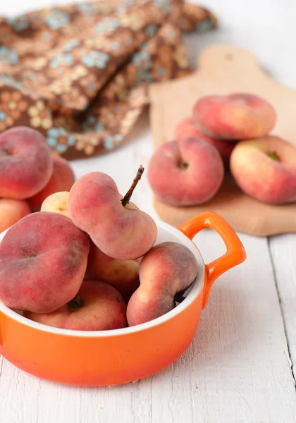 Peach figs in a ceramic bowl on a white background — Stock Photo, Image