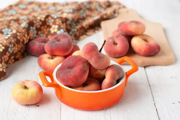 Peach figs in a ceramic bowl on a white background — Stock Photo, Image