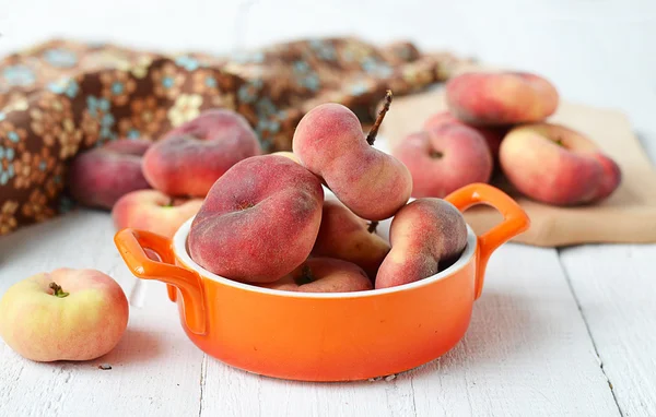 Peach figs in a ceramic bowl on a white background — Stock Photo, Image