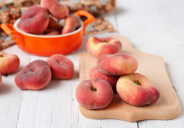 Figues de pêche dans un bol en céramique sur fond blanc — Photo