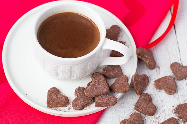 Cacau quente e biscoitos corações. Foco seletivo — Fotografia de Stock