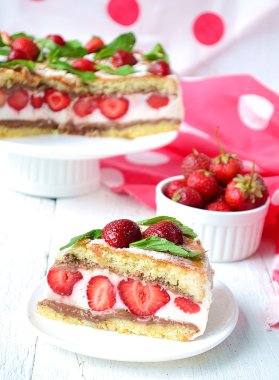 Muz ve çikolata ile Çilekli pasta