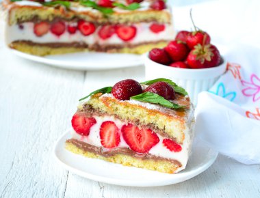 Muz ve çikolata ile Çilekli pasta