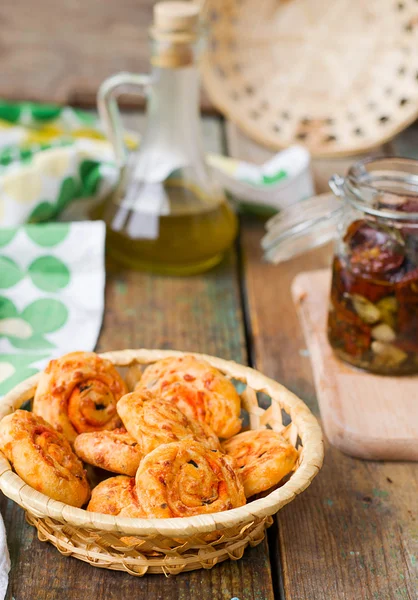 Biscuits au fromage aux olives et tomates séchées au soleil — Photo