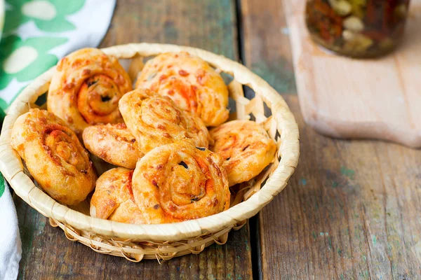 Biscoitos de queijo com azeitonas e tomates secos ao sol — Fotografia de Stock