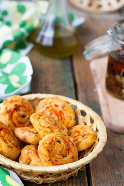 Ost kakor med oliver och soltorkade tomater — Stockfoto