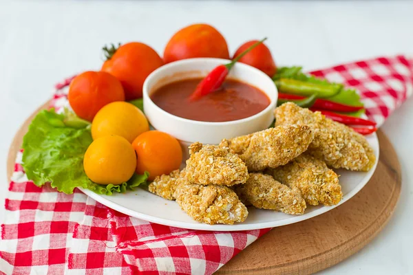 Kyckling nuggets med tomatsås — Stockfoto