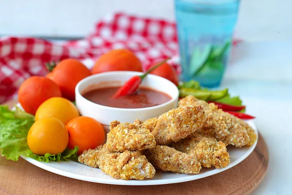 Kyckling nuggets med tomatsås — Stockfoto