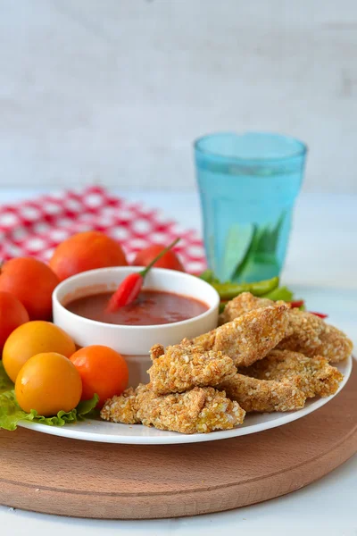 Kyckling nuggets med tomatsås — Stockfoto
