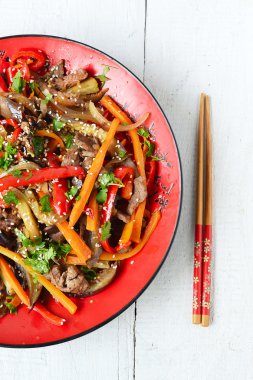 Sıcak salata patlıcan, sığır eti ve biber ile. Asya Mutfağı