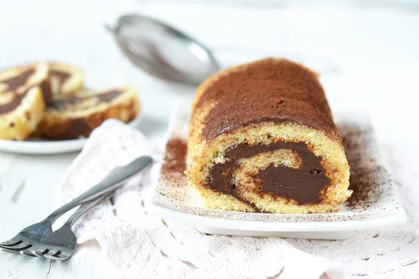 Rolada de esponja com creme de chocolate — Fotografia de Stock