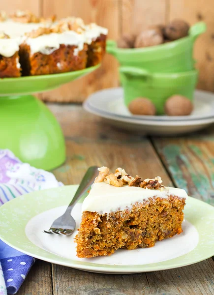 Pastel de zanahoria con nueces y crema — Foto de Stock