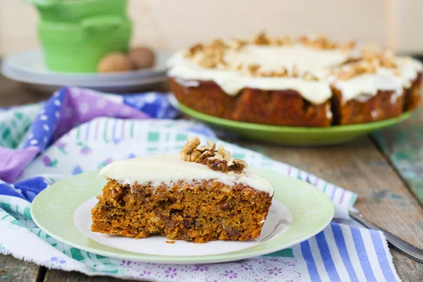 Pastel de zanahoria con nueces y crema — Foto de Stock