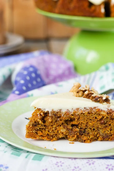 Pastel de zanahoria con nueces y crema — Foto de Stock