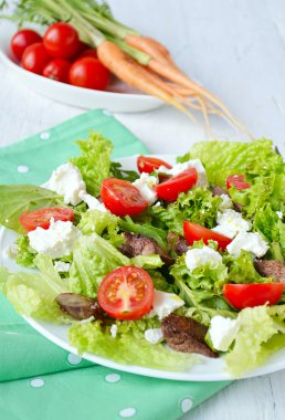 salata tavuk karaciğer ile. kiraz domates ve beyaz peynir