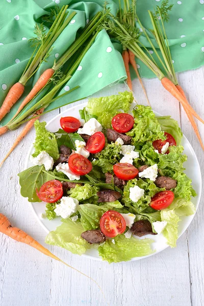 Salada com fígado de frango. tomate cereja e queijo feta — Fotografia de Stock