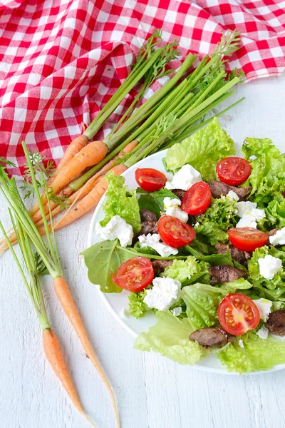 Salata tavuk karaciğer ile. kiraz domates ve beyaz peynir — Stok fotoğraf