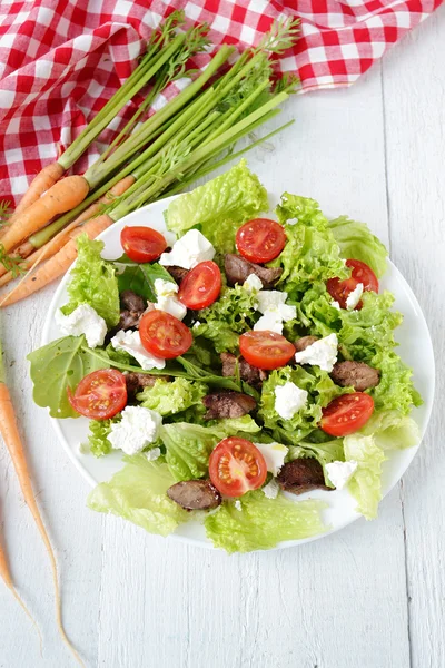 Salata tavuk karaciğer ile. kiraz domates ve beyaz peynir — Stok fotoğraf