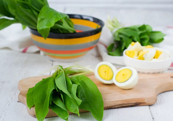 Eierlikör und gekochte Eier. Set für Frühlingssalat — Stockfoto