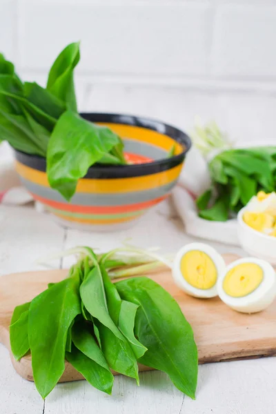 Ramson en gekookte eieren. Instellen voor lente salade — Stockfoto