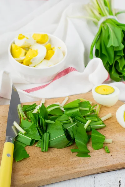 Ramson ve haşlanmış yumurta. Bahar salatası için ayarla — Stok fotoğraf