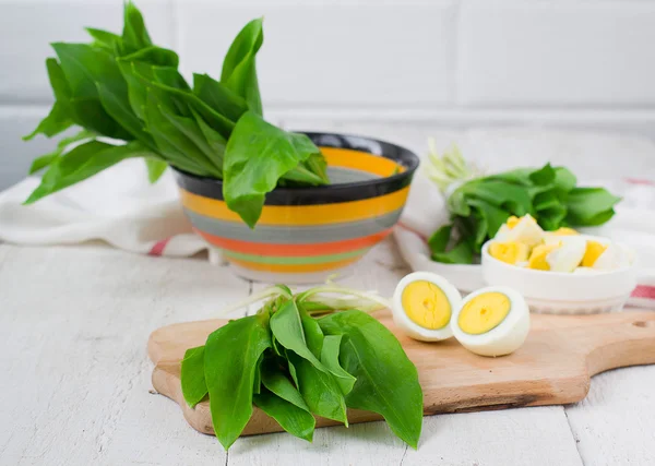 Ramson en gekookte eieren. Instellen voor lente salade — Stockfoto