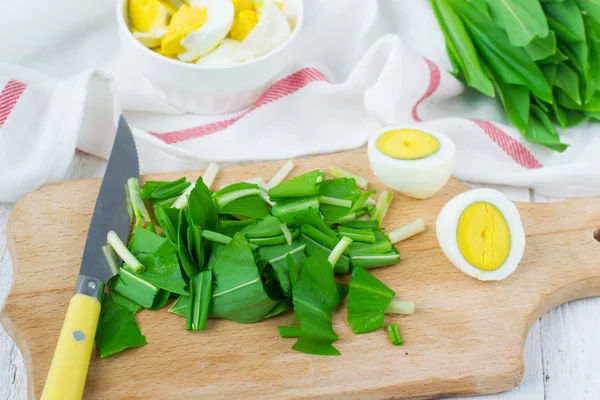 Ramson en gekookte eieren. Instellen voor lente salade — Stockfoto