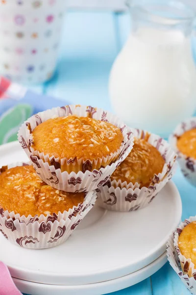 Muffins "Pina Colada" avec ananas et noix de coco — Photo