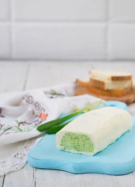 Taze ot ve sarımsak tereyağı